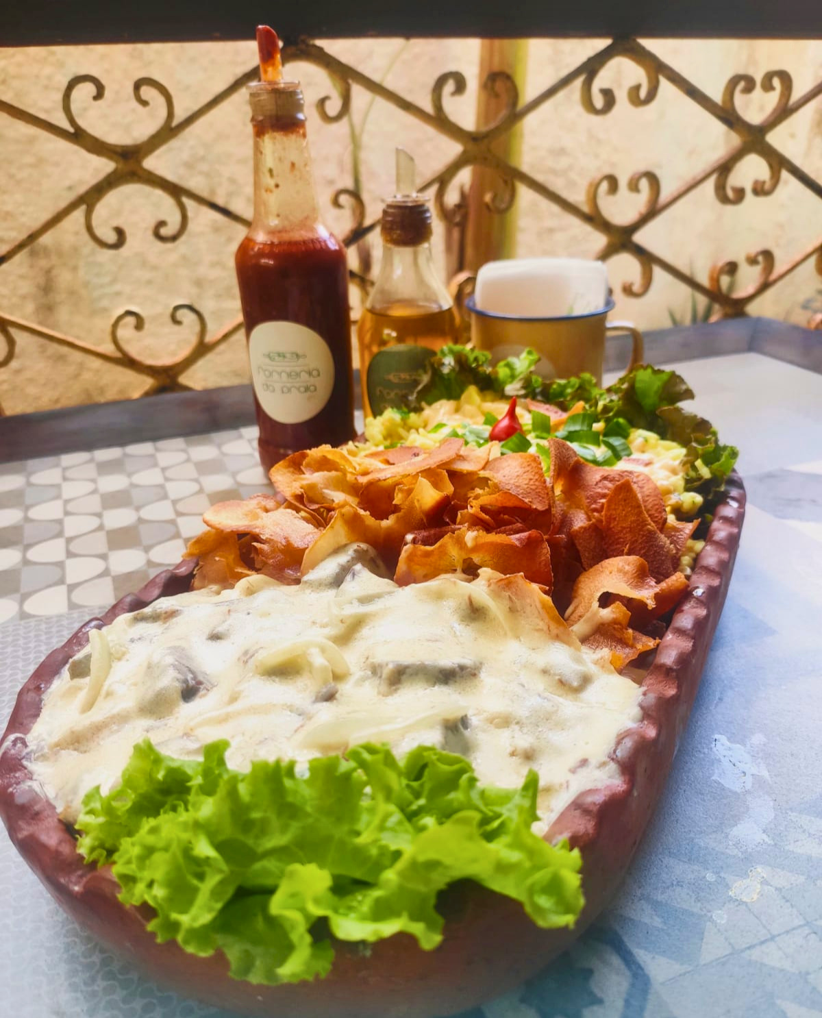 Petisco cremoso com salada e chips